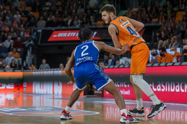 表现也不容 表现也不容